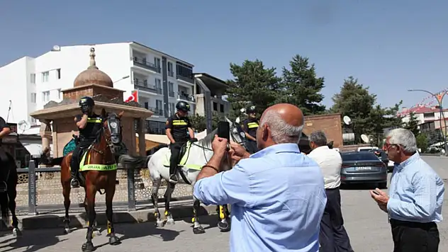 Atlı polisler tarihi ilçe Ahlat'ın caddelerinde