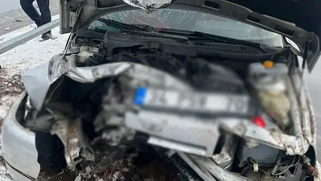 Aydınlatma direğine çarpan otomobildeki 4 kişi yaralandı