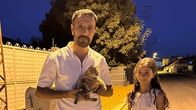 Baba-kız yaralı kediyi hayata döndürdü
