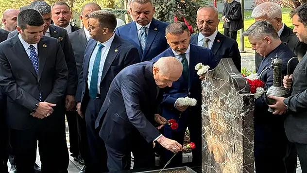 Bahçeli, Türkeş'in kabrini ziyaret etti