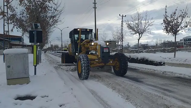 Bahçesaray'da 71 yerleşim yerinin yolu ulaşıma kapandı