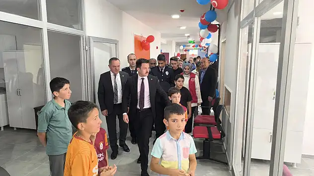 Bahçesaray'da gençlik merkezi açıldı