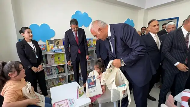 Bakan Ersoy İran sınırında kütüphane açılışını gerçekleştirdi
