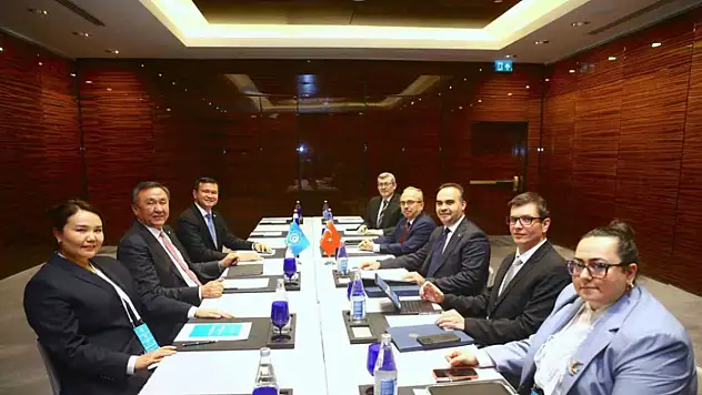 Bakan Kacır'dan Bakü'de diplomasi trafiği