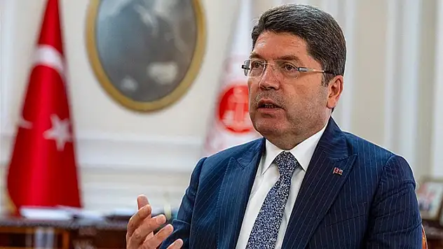 Bakan Tunç: Bayrak indirme olayıyla ilgili 14 kişi gözaltına alındı