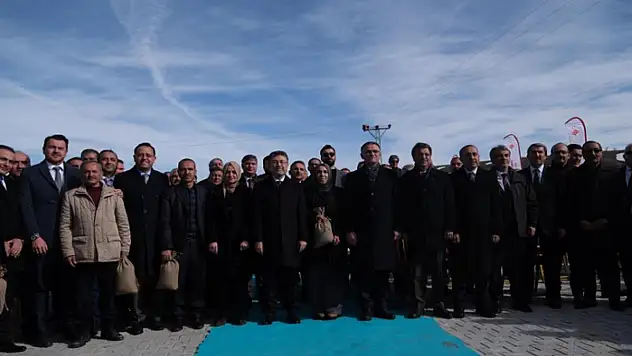 Bakan Yumaklı, Vanlı çiftçilere tohum dağıttı