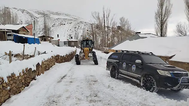 Başkale'de kar temizleme çalışmaları sürüyor