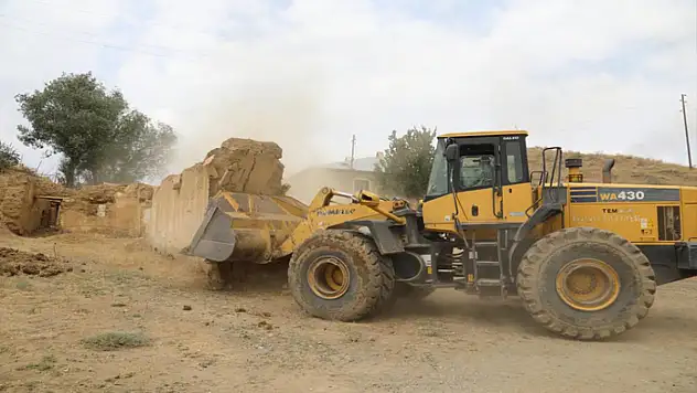 Başkale Belediyesi metruk yapıları yıkıyor