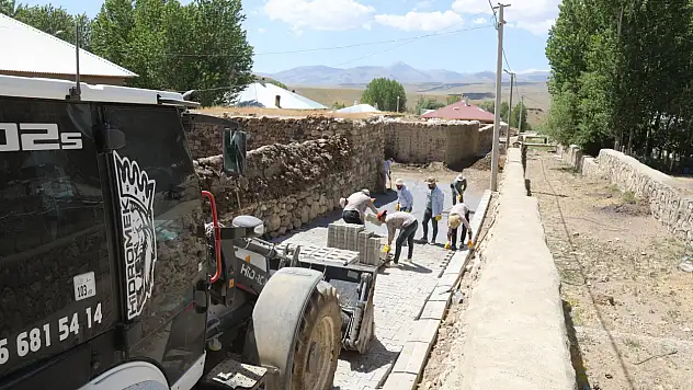 Başkale'de 60 bin m²'lik parke çalışması