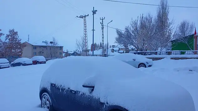 Başkale'de araçlar kara gömüldü