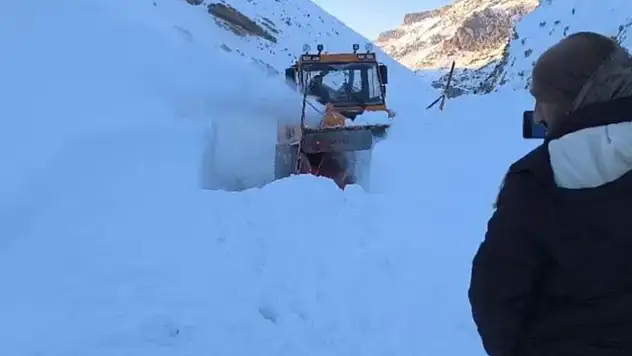 Başkale'de çığ nedeniyle kapanan yol ulaşıma açıldı