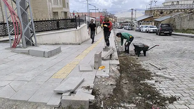 Başkale'de kaldırımlar yenileniyor