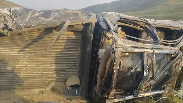 Başkale'de kamyonet takla attı