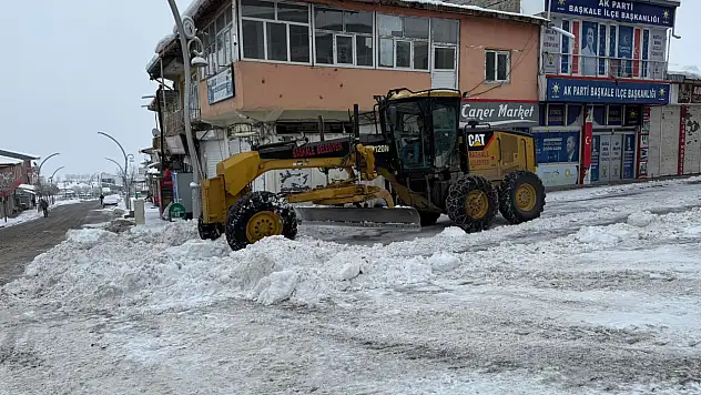 Başkale'de kar temizleme çalışmaları sürüyor