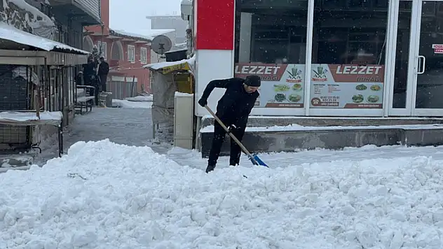 Başkale'de kar yağışı