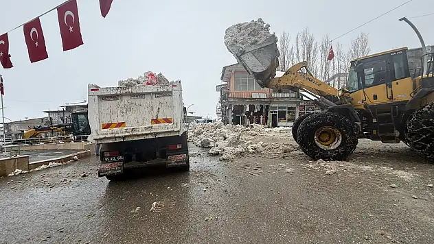 Başkale'de kar yığınları ilçe dışına taşınıyor