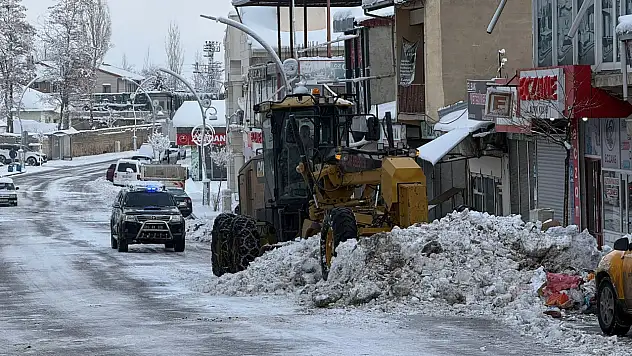 Başkale'de karla mücadele çalışmaları sürüyor