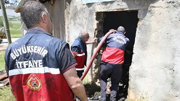 Başkale'de korkutan ev yangını