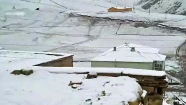 Başkale'de Mayıs ayında kar yağışı etkili oldu