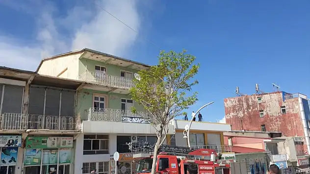 Başkale'de mühürlü otelin çatısında yangın paniği