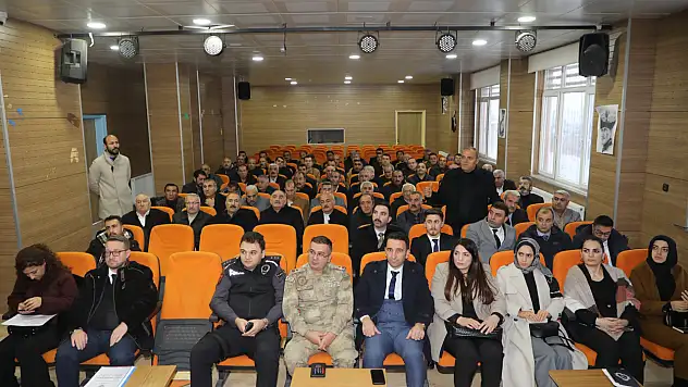 Başkale'de sağlık farkındalığı için muhtarlar bir araya geldi