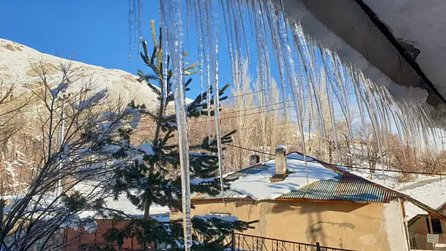 Başkale'de soğuk hava çatıları dondurdu