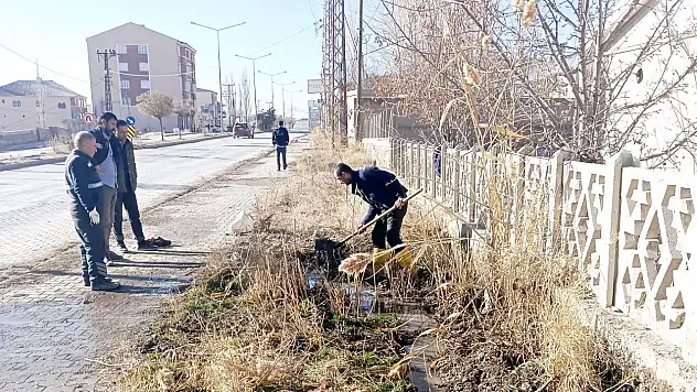 Başkale'de yağmur suyu kanallarında temizlik ve onarım çalışması