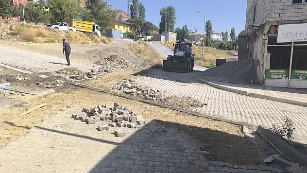 Başkale'de yol ve altyapı çalışmaları sürüyor