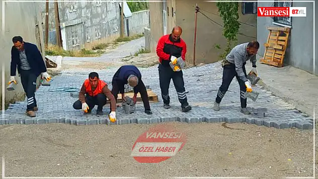 Başkale'de yol yapım ve bakım çalışmaları sürüyor