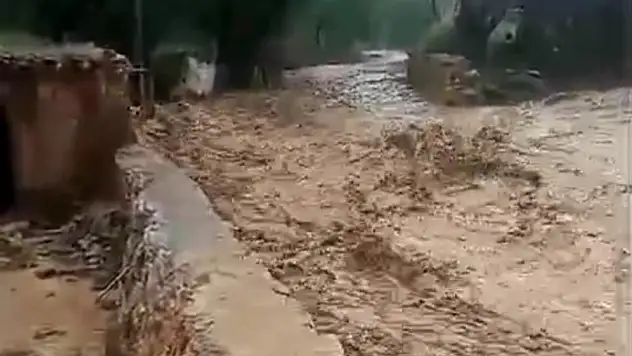 Başkale'de yollar dereye döndü