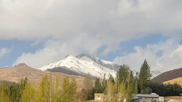 Başkale'de yüksek kesimlere kar yağdı