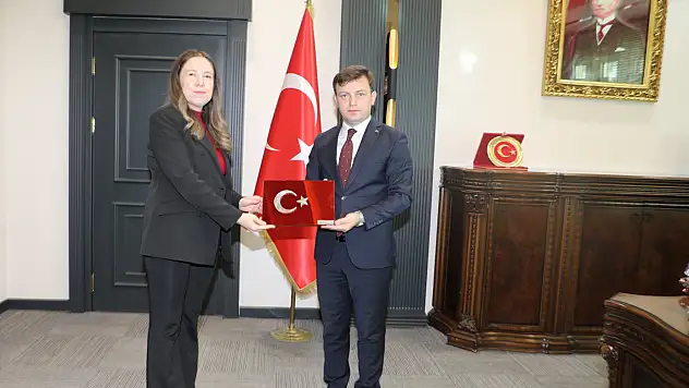 Başkale Kaymakamı Erdoğan başarılı polis memurunu tebrik etti