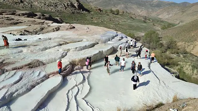 Başkale travertenleri ilgi görüyor