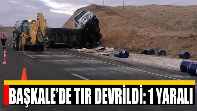 Başkale'de tır devrildi: 1 yaralı