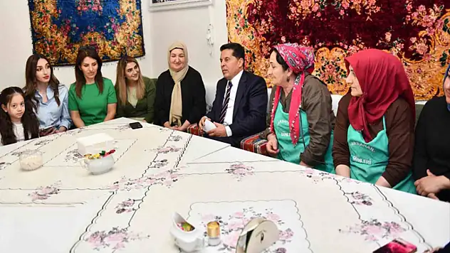 Başkan Özer Esenyurt'ta derneklerle bayramlaştı