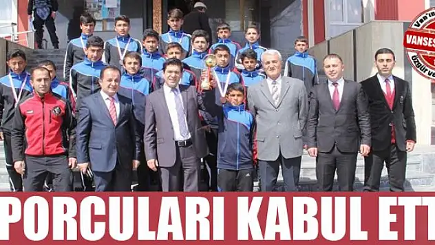 Kaymakam Öztürk dereceye giren sporcuları kabul etti