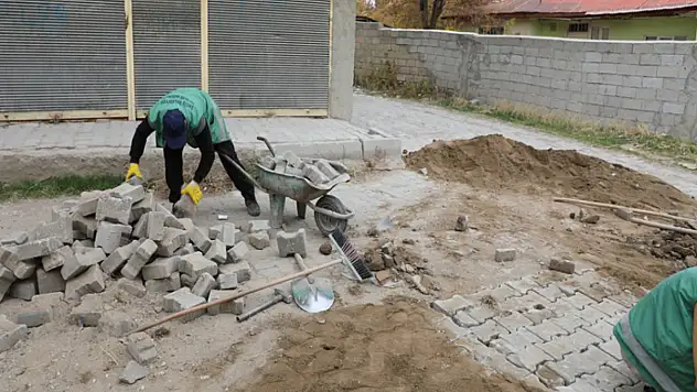 Bayazıt Mahallesi'nde parke taşı döşeme çalışmaları tamamlandı