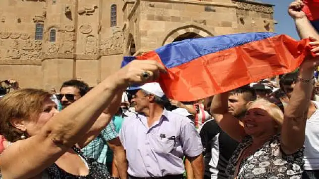 AYİN SONRASI BAYRAK GERGİNLİĞİ