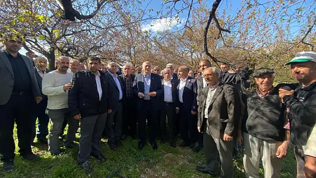 Bayraktar, Elazığ'da zirai dondan etkilenen üreticilerle bir araya geldi