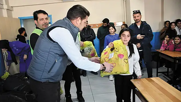 Bayramda yüzlerce çocuğa şefkat eli…