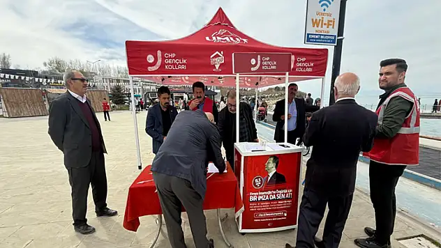 Bedirhanoğlu'ndan imza kampanyası standına ziyaret