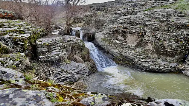 Bekiran Şelalesi baharda güzelliğiyle mest ediyor
