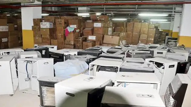 TOPLANAN YARDIM MALZEMELERİ ÇÜRÜYOR