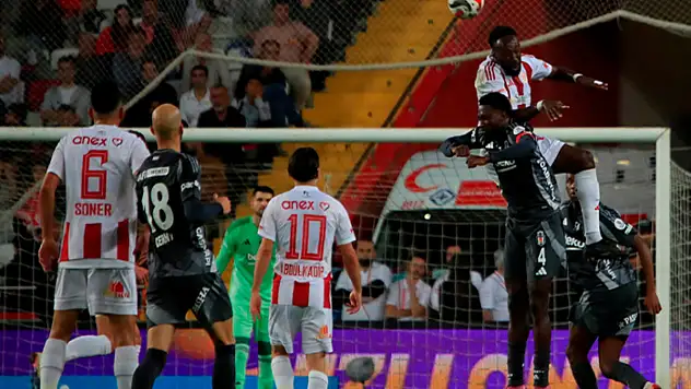 Beşiktaş Antalyaspor'u 3 golle geçti!