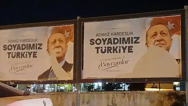 Billboardlardaki siyasi parti afişlerinin yırtılmasına vatandaşlardan tepki