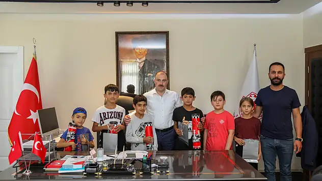 Birinci olan öğrencilerden Kaymakam Çelik'e ziyaret