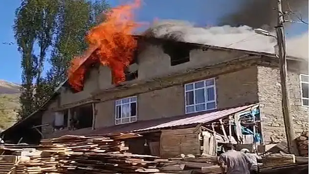 Bitlis'te 2 katlı evde korkutan yangın