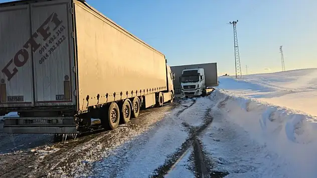 Bitlis'te buzlanan yolda kayan tır yolu kapattı