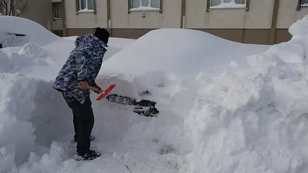 Bitlis'te kar altında kalan araçlar güçlükle bulundu