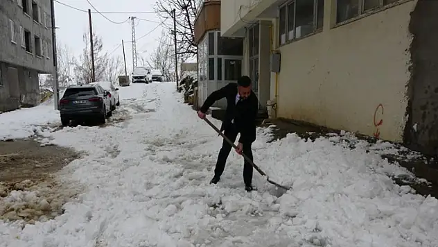 Bitlis'te nisan karı 60 köy yolunu ulaşıma kapattı
